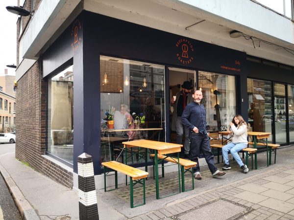 A Londres, l’offre de coffee shops est aussi foisonnante, mais cette adresse emploie des détenus qui sont formés aux métiers de baristas et torréfacteurs.