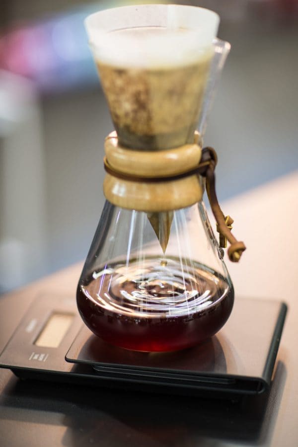 Chemex : L’art de servir le café peut se présenter sous  cette forme de carafe (plusieurs contenance disponibles) en taille de guêpe. Cette méthode permet d’extraire des cafés très doux et aromatiques.
