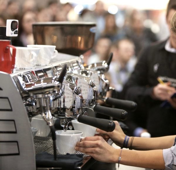 L’accessoire incontournable du(de la) barista est sa machine à espresso. Elle cristallise alors toutes ses attentions : de l’hygiène au plus infime réglage.
