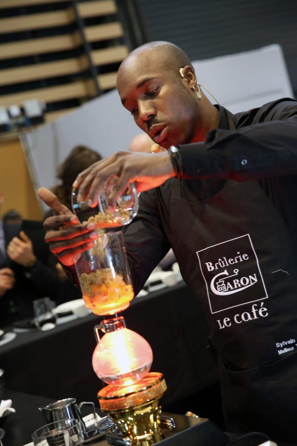 Lors des championnats de France de café ici en 2015), les expériences diverses en café filtre (méthodes douces) sont propices à des séquences spectaculaires (photo Thierry Vallier).