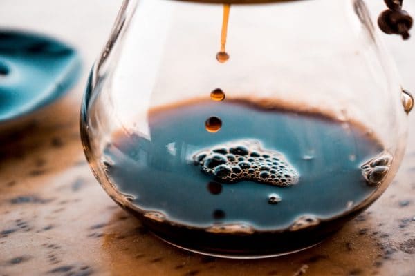 Kaffee, der bei hohen Temperaturen aufgebrüht wird, setzt mehr Bitterstoffe frei.
