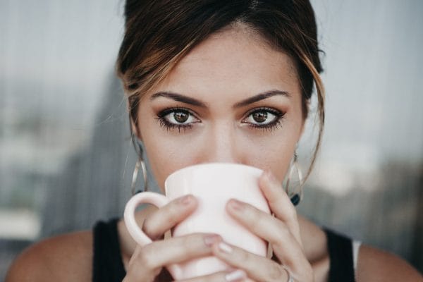 Eine Tasse Kaffee stimuliert mit ihrem Aroma alle Sinne.