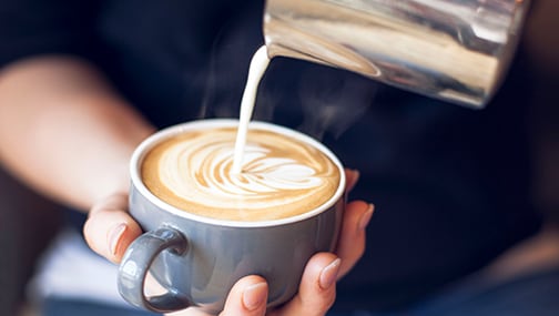 Die Perfektion aus geschäumter Milch mit Espresso: Der Cappuccino.
