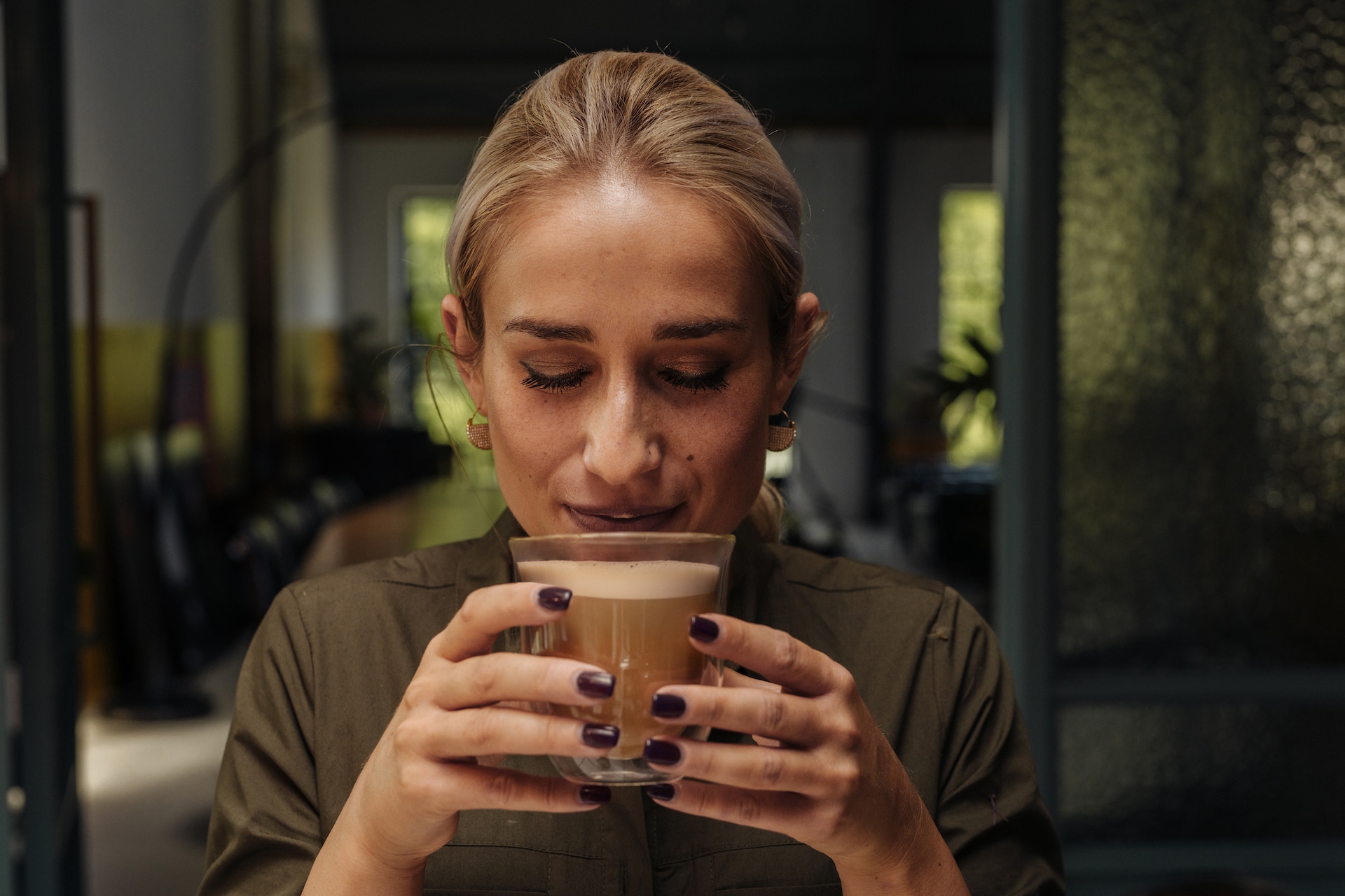Svenja Tinzmann smelling a cup of coffee
