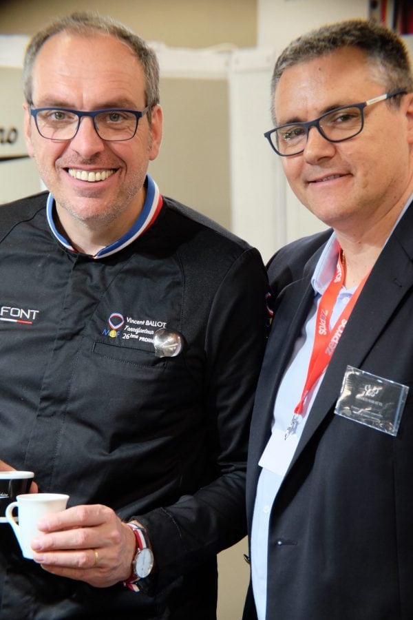 Vincent Ballot (MOF - Torréfacteur et président de la SCA France) pose avec Arnaud Baratte (créateur des tasses Delissea) - Photos Gourmet Cup